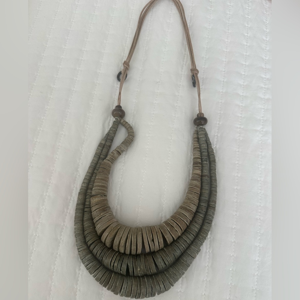 Green tiered necklace